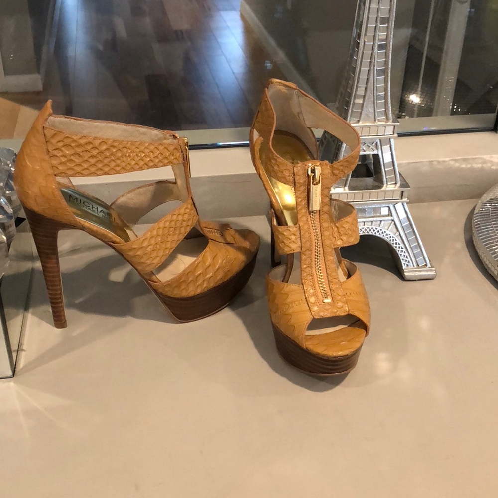 MK Heels 👠💛